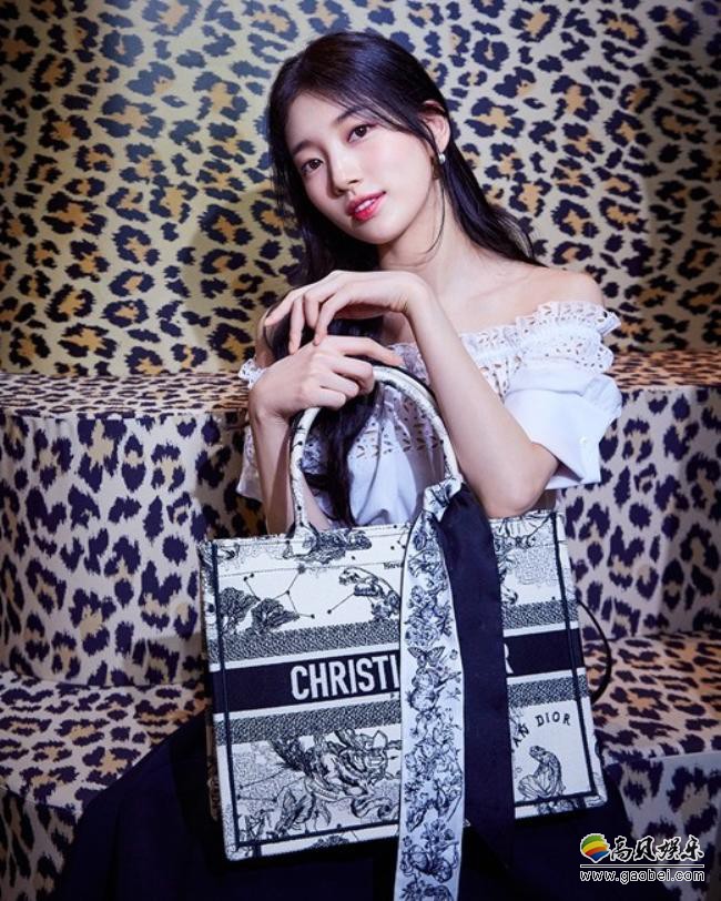 秀智在首尔百货店出席某品牌举行的宣传活动，独特气质映衬代言品牌价值