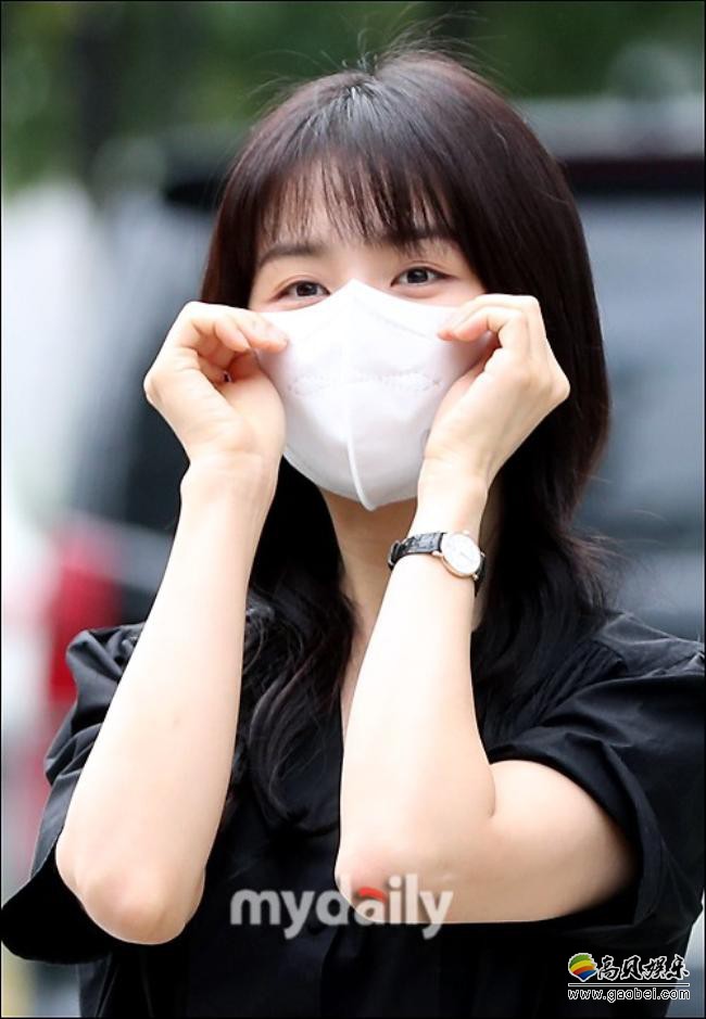 朴河宣近日来到SBS电视台，出演SBS广播电台《朴河宣的Cinetown》节目