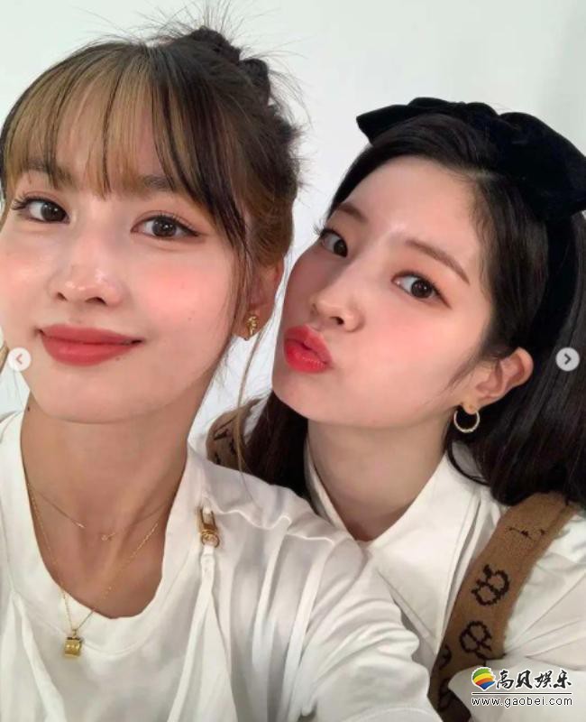 TWICE官方公布成员Momo与金多贤合影，两人可爱魅力吸引广大粉丝目光