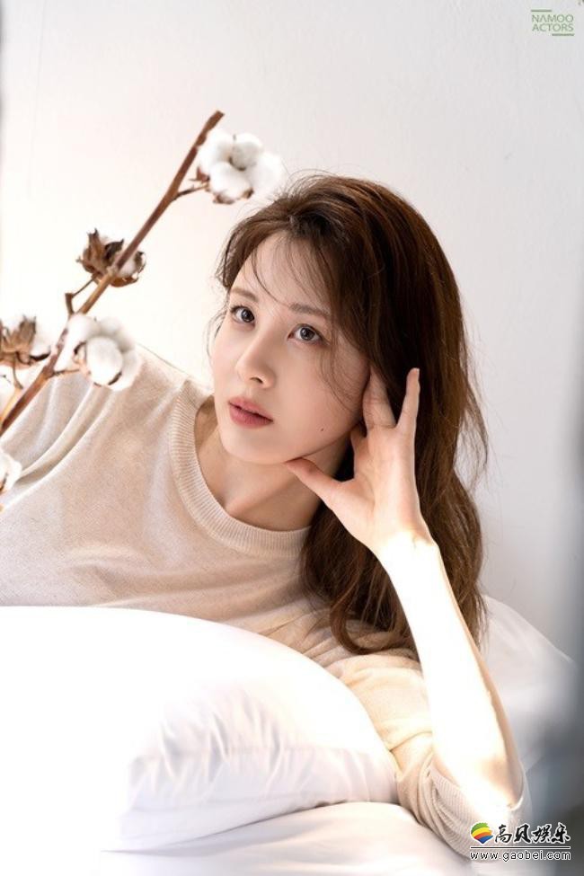 徐贤一组广告拍摄现场写真近日在网上曝光，慵懒造型吸引广大粉丝们目光