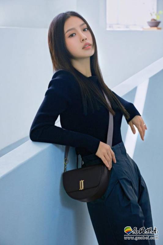 高敏诗近日为代言品牌拍摄一组最新宣传照，简约知性风格体现天生时尚感