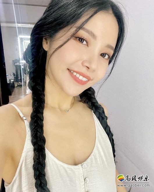 MAMAMOO颂乐近日发布近照，极其自然素雅打扮，吸引广大粉丝们目光