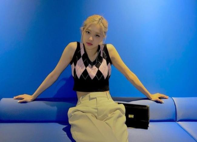 BLACKPINK成员ROSÉ发布近照，出众美貌以及完美比例身材吸引粉丝目光