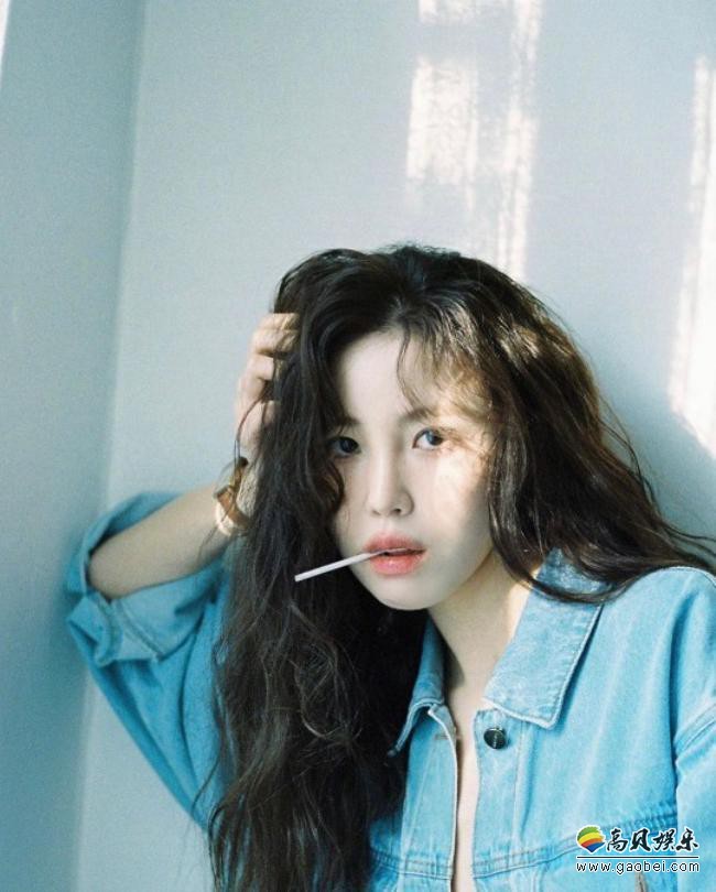 全孝盛近日在SNS发布一组近照，她身着简单牛仔外套，展示性感诱惑魅力