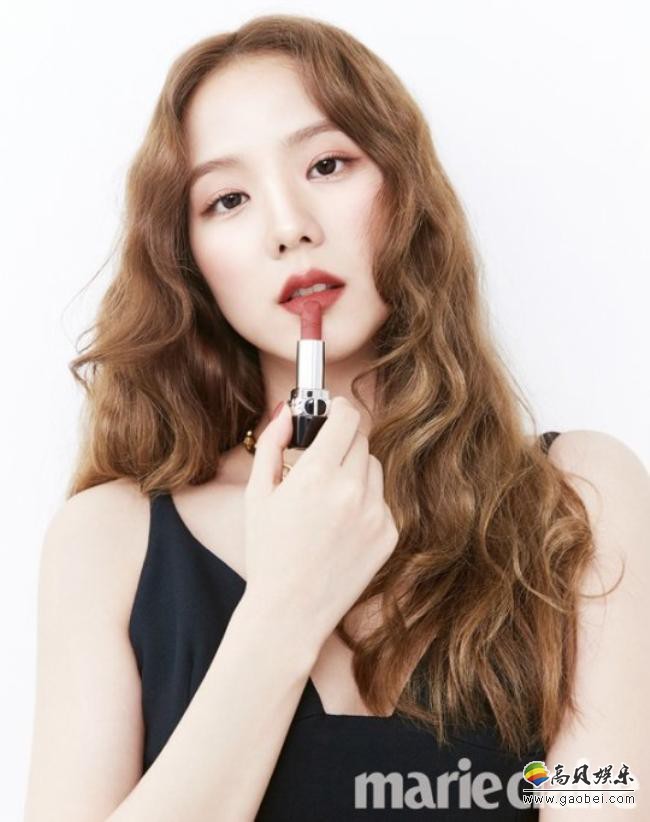 JISOO为某杂志最新一期拍摄美妆写真，精致面孔＋时尚妆容彰显多变风格