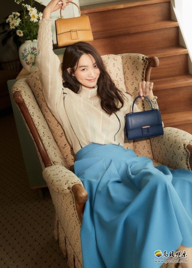 申敏儿为代言女装品牌拍摄最新宣传照，在职业装与休闲装氛围中任意切换