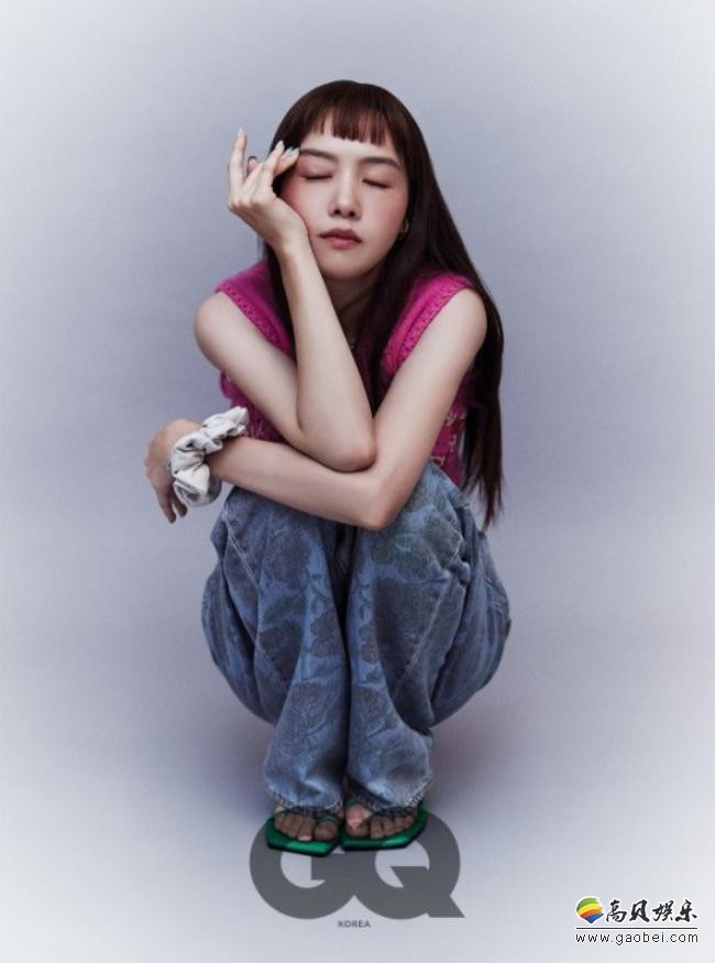 方敏雅受邀为某杂志最新一期拍摄写真，齐刘海＋黑长直造型更显青春气质