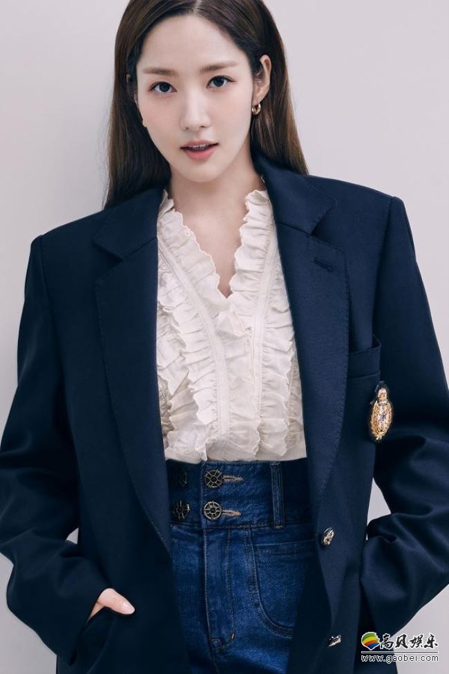 朴敏英近日成为某女装品牌新的形象代言人，并且拍摄了该品牌最新宣传照