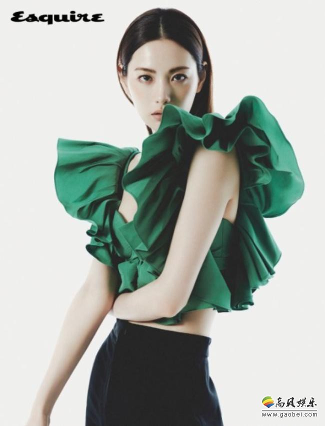 Nana近日为某杂志最新一期拍摄时装写真照，轻奢造型衬托优雅时尚气场