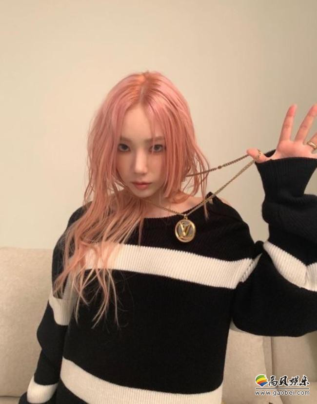 泰妍近日在SNS发布一组近照，新款发色＋个性表情，吸引广大粉丝们目光