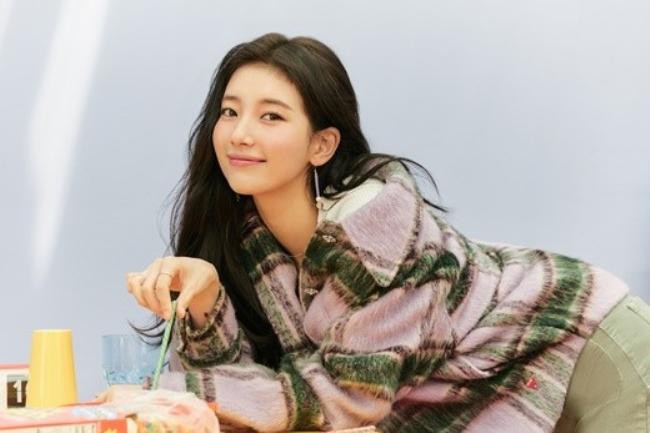 秀智近日为代言品牌拍摄了一组最新宣传照，多彩色系搭配突显明亮时尚感