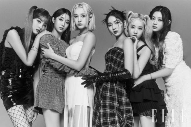 STAYC女团近日回归为某杂志拍摄写真，组合成员多变造型彰显强烈复古风