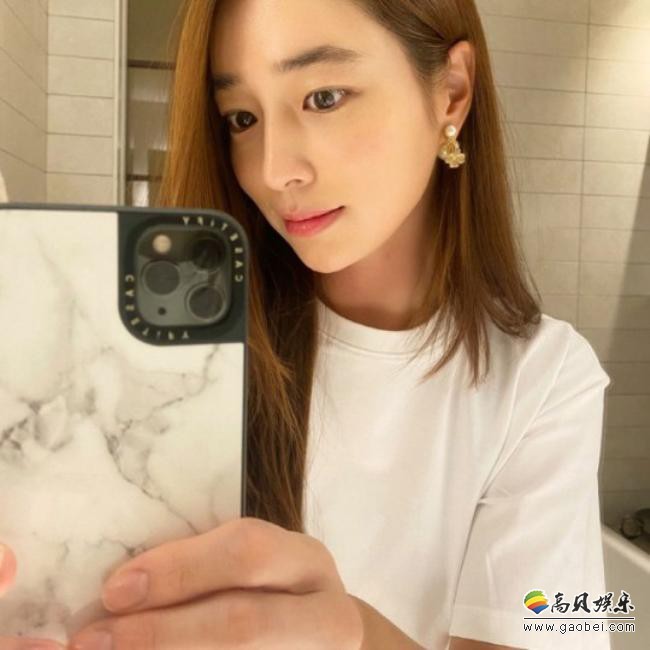 李珉廷近日在SNS发布一组自拍照，展示其日常状态下的素颜清纯动人美貌