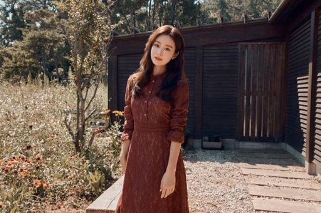 金泰熙近日为代言女装品牌拍摄最新宣传照，户外美景与女神美颜相得益彰