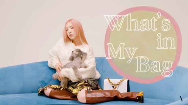 少女时代成员太妍公开一段视频「What's in my bag？我的包里有什么？」