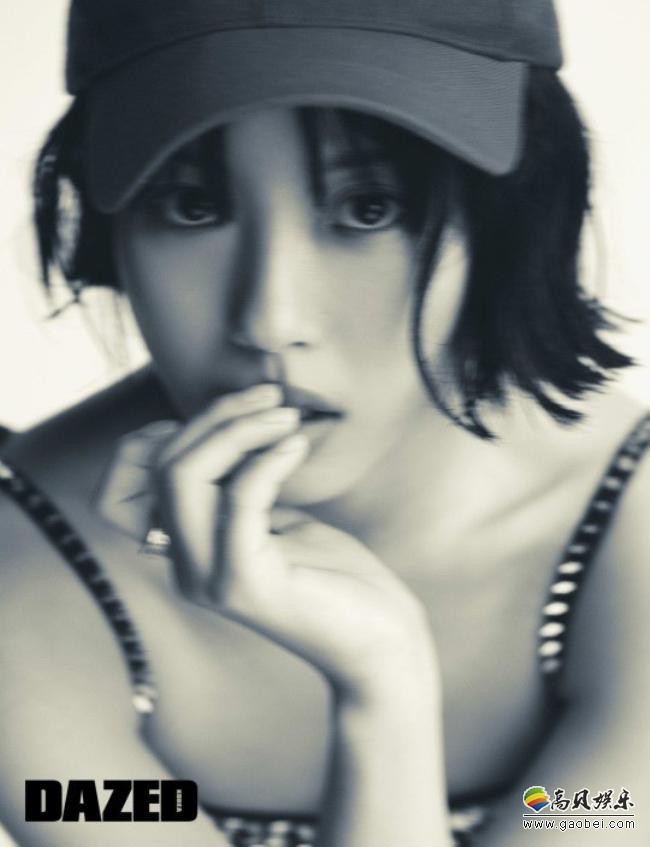 高敏诗近日为某杂志最新一期拍摄写真集，黑白色调突显不多见的另类个性