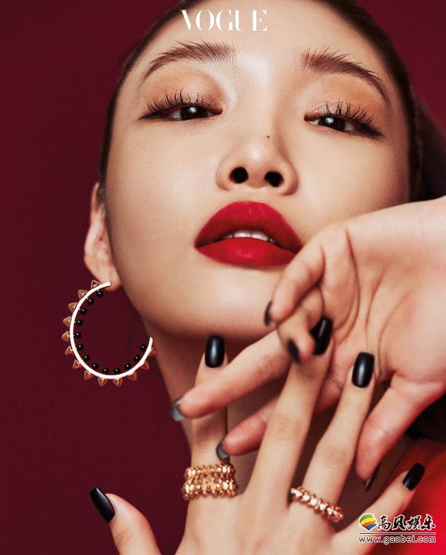 金请夏近日为某杂志最新一期拍摄一组写真集，红黑色彩搭配演绎时尚风情