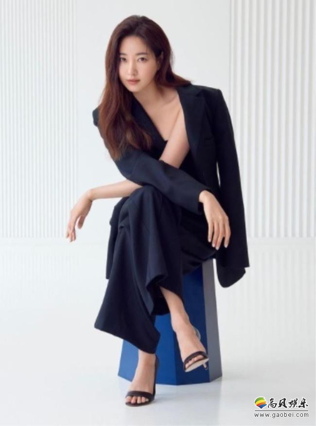 金莎朗近日发布一组她为某运动品牌拍摄的宣传照，展示出其完美比例身材