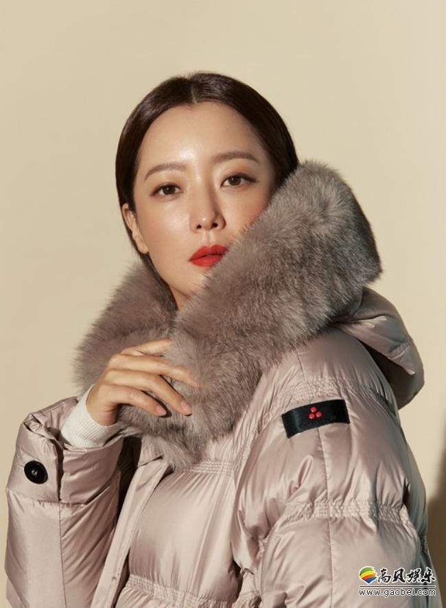 金喜善近日成为某服装品牌新形象代言人，参与拍摄该品牌冬季新品宣传照