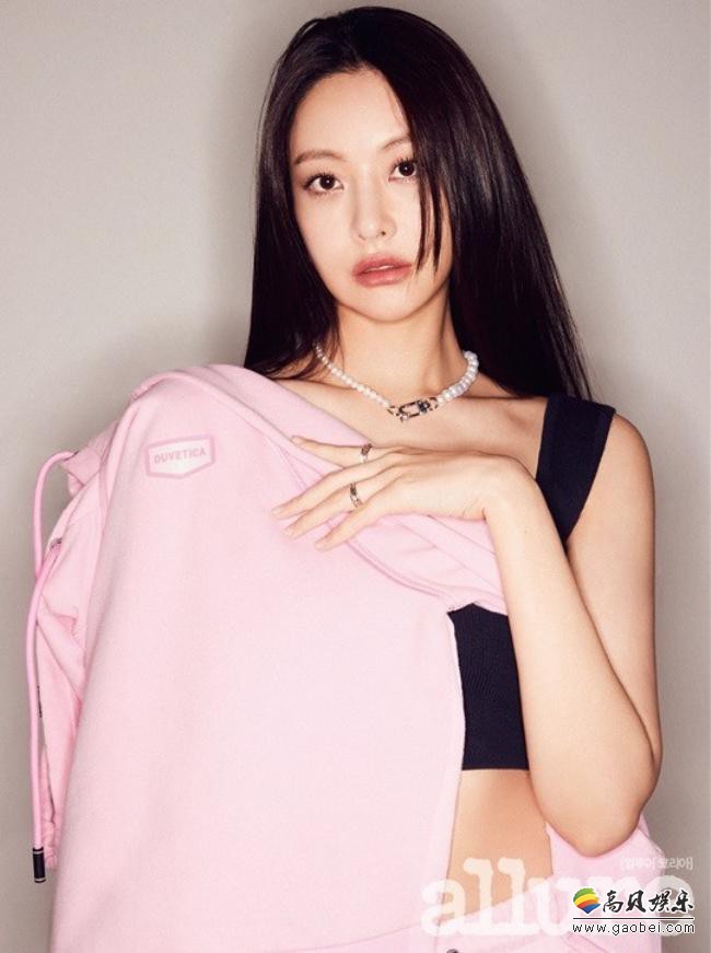 吴涟序受邀为某杂志最新一期拍摄一组秋冬装写真，休闲氛围透露时尚感觉