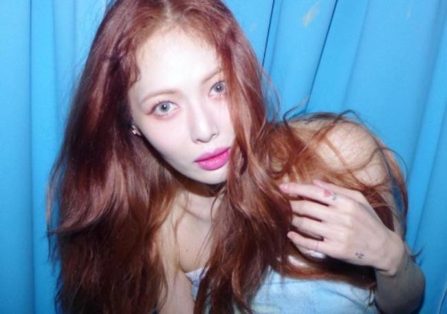 泫雅近日发布一组近照，以其特有的性感时尚魅力，吸引了广大粉丝们目光