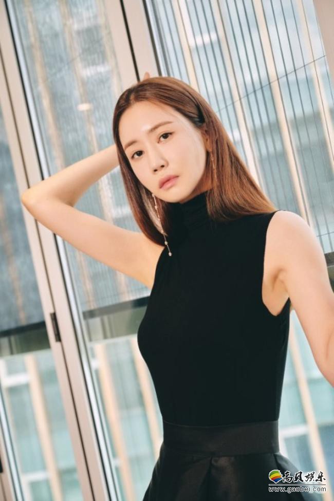 李多海为某杂志最新一期拍摄时装写真集，素雅端庄长裙突显高贵个人气质