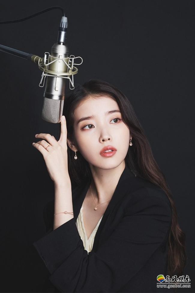 IU近日为代言品牌拍摄一组最新宣传照，韩流歌谣界音乐才女气质扑面而来