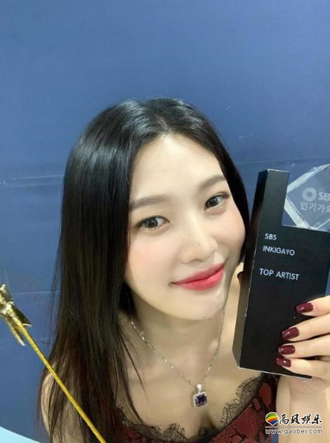 Red Velvet成员Joy近日在SNS发布一组近照，青春魅力吸引广大粉丝目光