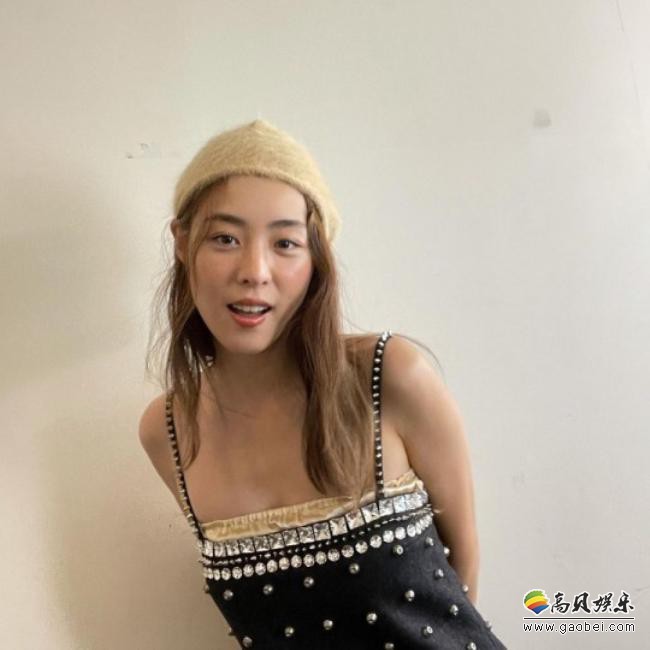 李沇熹近日在SNS发布一组近照，展示其出众的美貌，吸引了众多粉丝目光