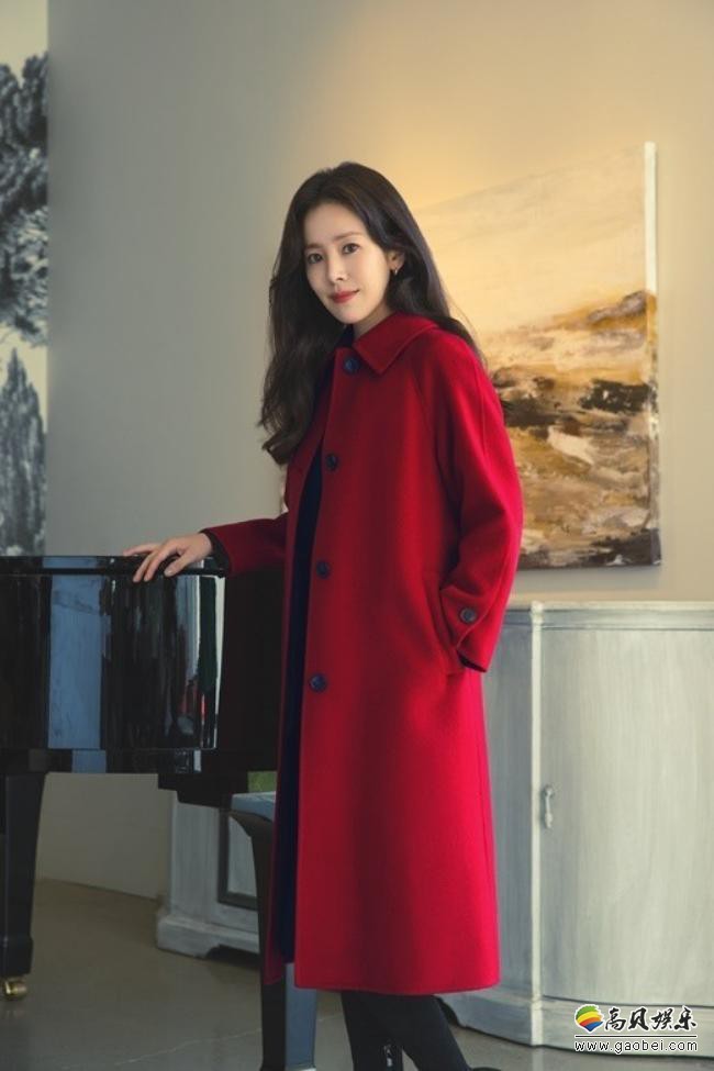 韩志旼近日为代言品牌拍摄了一组最新宣传照，初秋时尚打扮衬托优雅气质