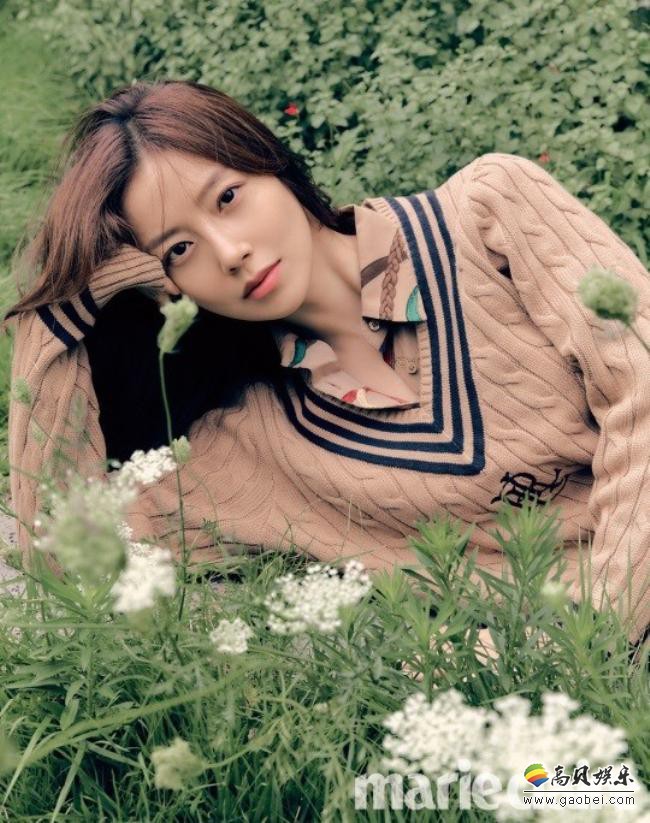 文彩媛为某杂志最新一期拍摄一组秋装写真，浓郁秋日气息被彰显恰到好处