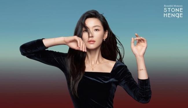 全智贤近日为代言品牌拍摄一组最新宣传照，时尚珠宝＋韩流女神吸引眼球