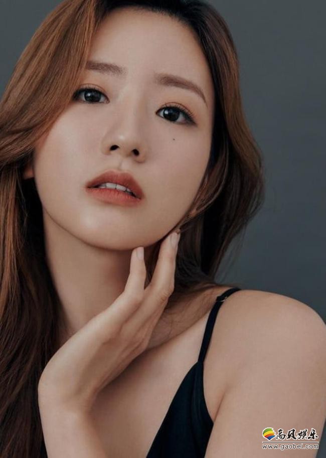 A Pink尹普美近日在SNS发布一组近照，久违的美貌吸引了广大粉丝们目光