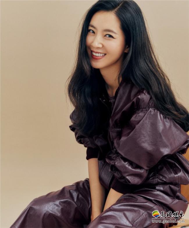 韩彩雅近日为某杂志最新一期拍摄写真照，大方得体打扮突显成熟稳重气场