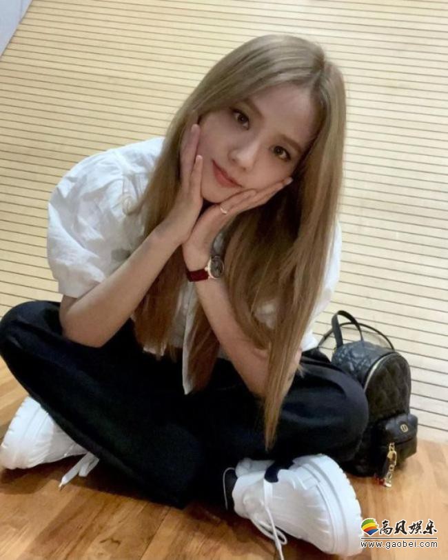 BLACKPINK成员JISOO近日发布近照，随意时尚造型吸引广大粉丝的目光