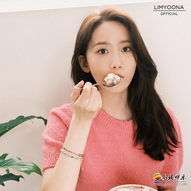 少女时代允儿近日发布一组近照，展示其出众美貌，吸引了广大粉丝的目光