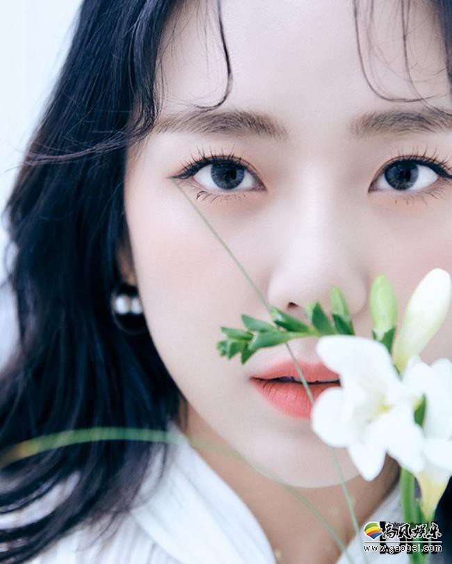 艺媛近日为某杂志最新一期拍摄一组写真，恬静风格搭配清新打扮吸引眼球