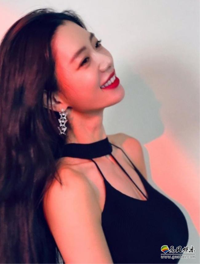 Clara近日在SNS发布一组近照，以其出众美貌＋火辣身材吸引粉丝们目光