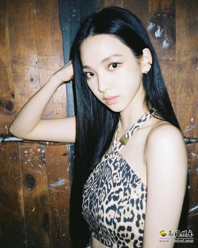 aespa成员KARINA近日在SNS发布近照，野性豹纹装展示其性感诱惑魅力