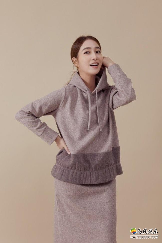 李珉廷近日为代言品牌拍摄一组最新宣传照，众多秋冬款随意搭配拿捏到位