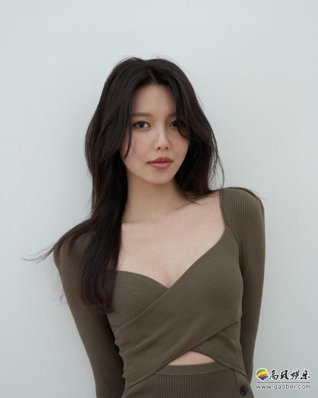 少女时代秀英近日发布近照，以其出众美貌和完美比例身材吸引粉丝的目光