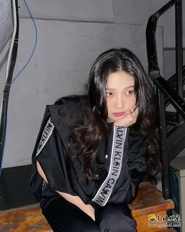 Red Velvet成员Joy近日在SNS发布近照，慵懒性感模样吸引广大粉丝目光