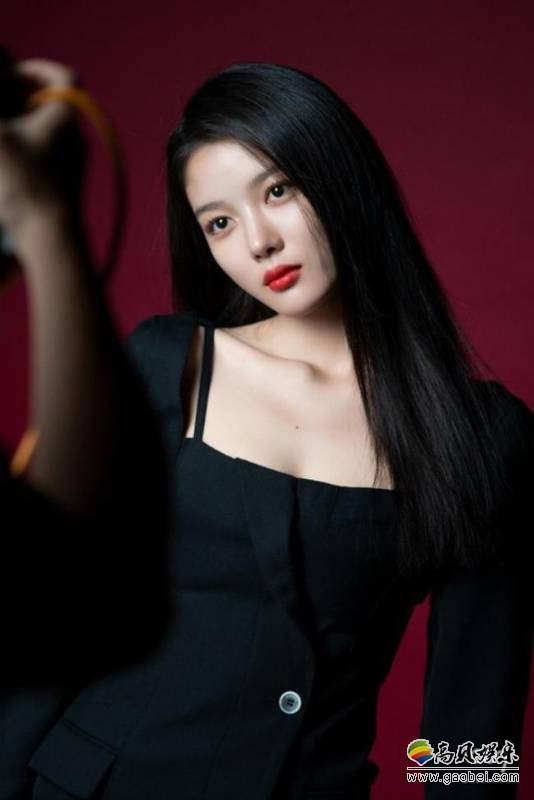 金裕贞一组未公开时装照近日在网上曝光，自然清纯气质吸引广大粉丝目光