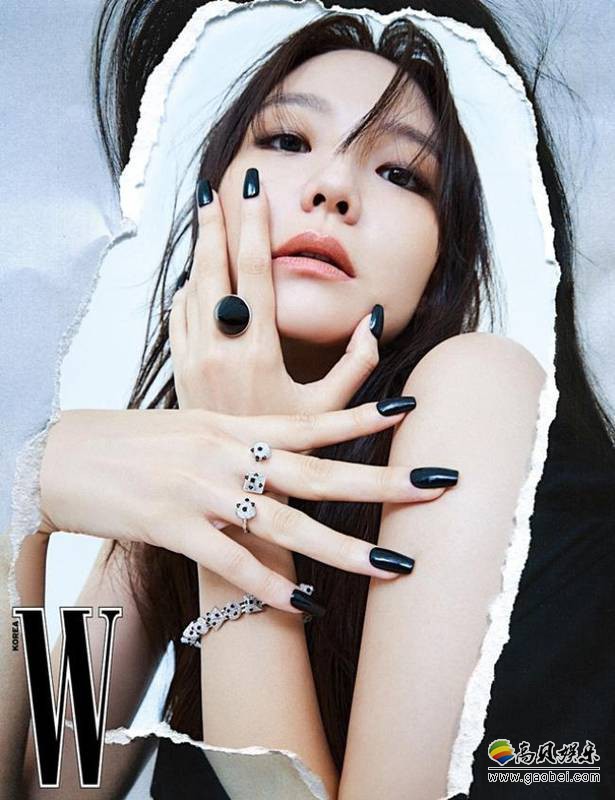 李絮一组最新杂志写真集近日在网上曝光，惊艳造型吸引了广大粉丝的目光