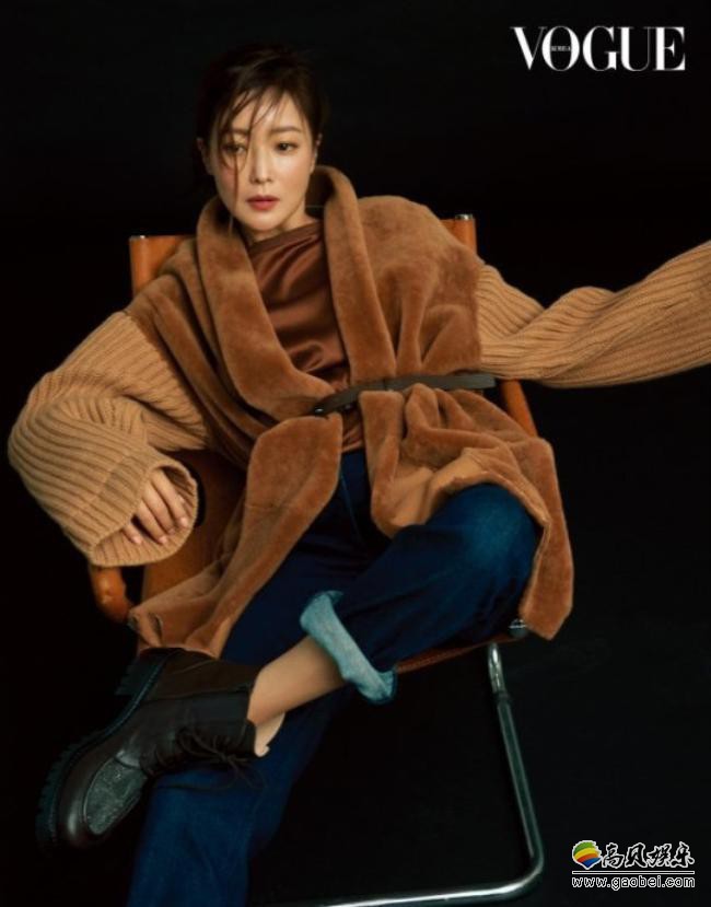 金喜善近日受邀为某杂志最新一期拍摄时装写真，秋冬季女神气质跃然纸上