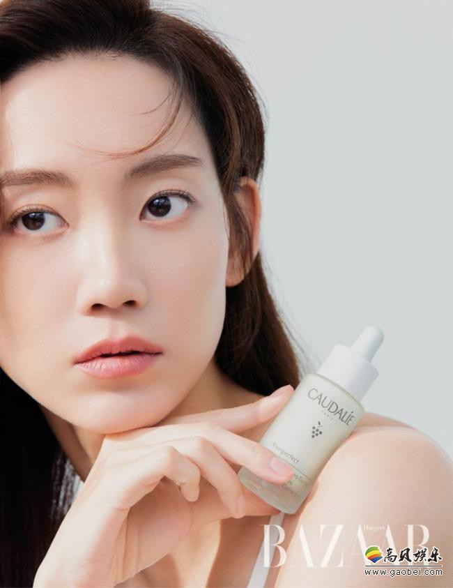 申贤彬近日为某杂志最新一期拍摄一组写真集，清秀素雅气质突显恬静自然