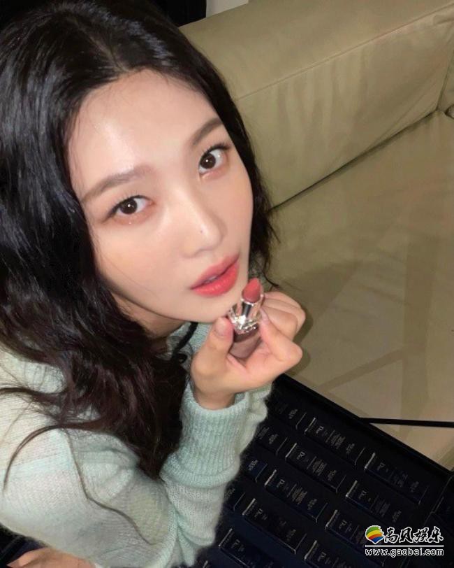Red Velvet成员Joy社交网站发布近照，涂抹口红的出众美貌吸引粉丝关注