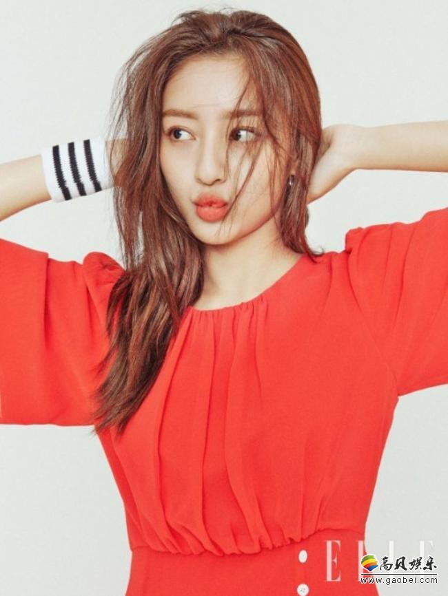 姜敏儿近日为某杂志最新一期拍摄写真照，运动休闲范体现邻家少女亲和力