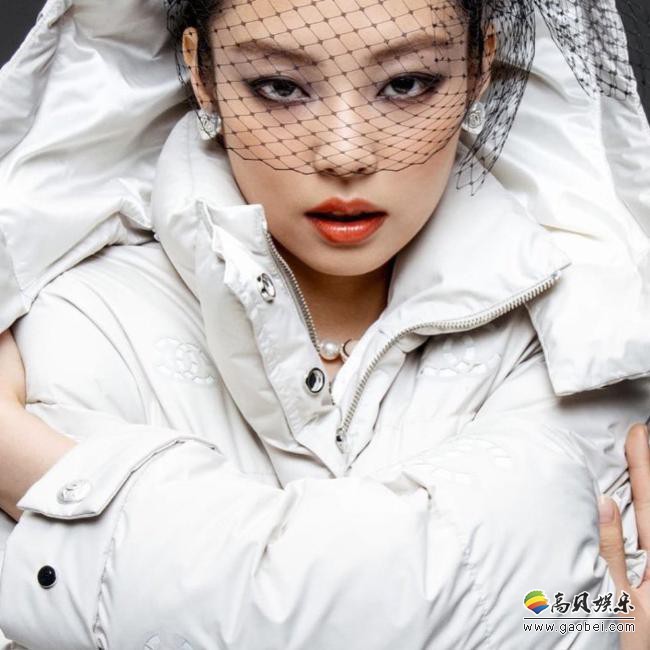 JENNIE为某品牌拍摄一组最新宣传照近日曝光，吸引广大粉丝们惊艳目光