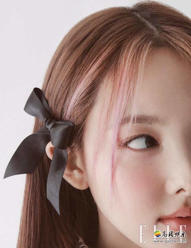 TWICE成员林娜琏近日为某杂志最新一期拍摄写真，展现另类秋冬时尚元素